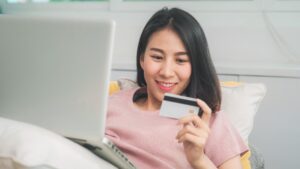 perbedaan kartu debit dan kredit
